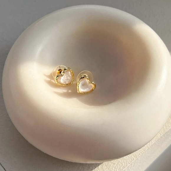 “Seashell Shards” White Hearts Iridescent Shell Flake Chip Ocean Romance Studs - Picture 6 of 16